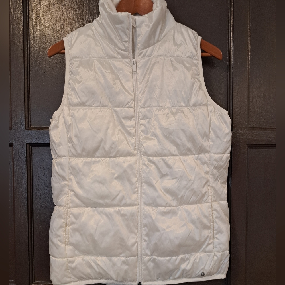 Xersion white puffy packable vest.